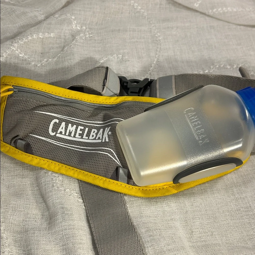 NWOT Camelback activity belt with bottle
